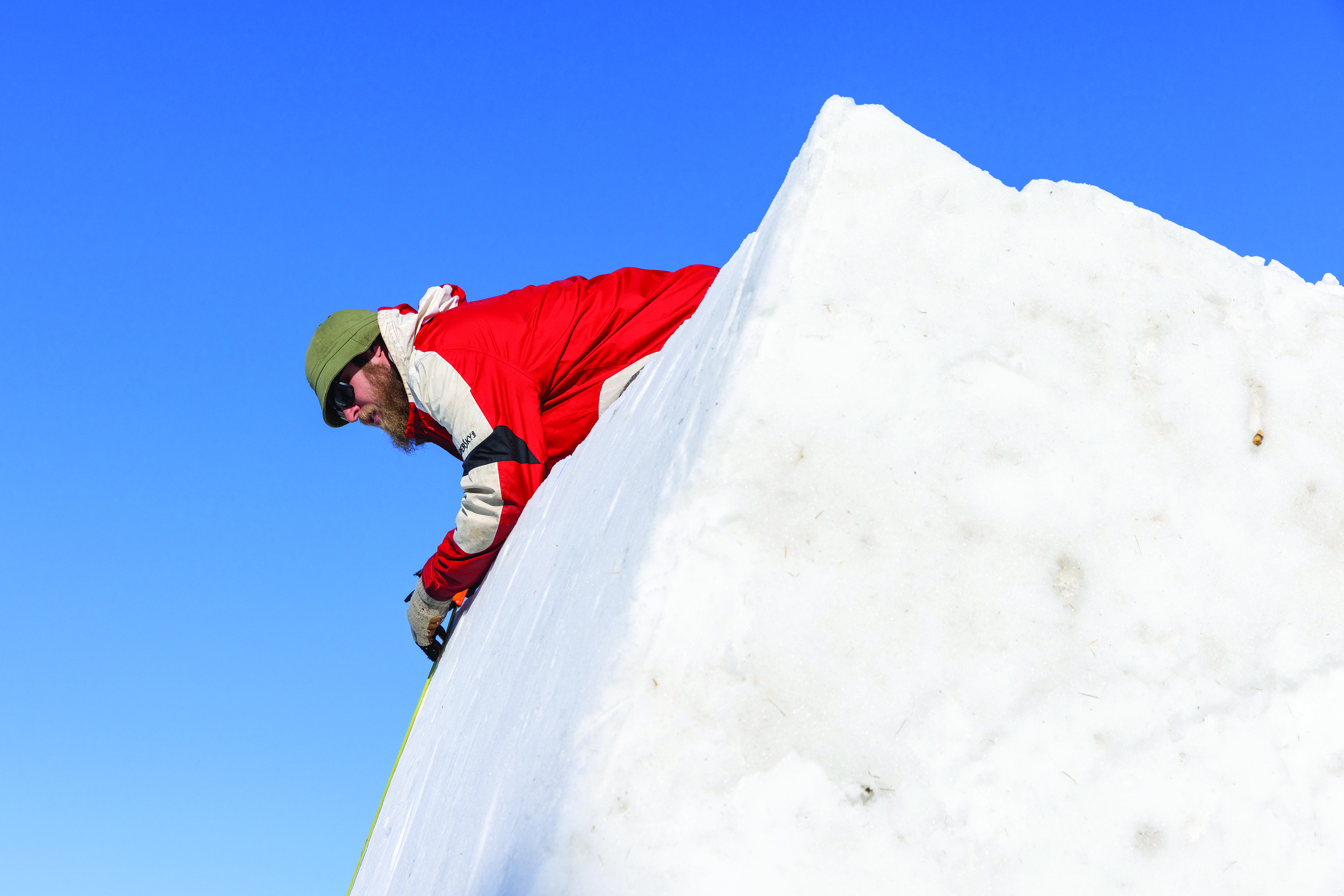Les sculptures de glace en construction au Festival. 