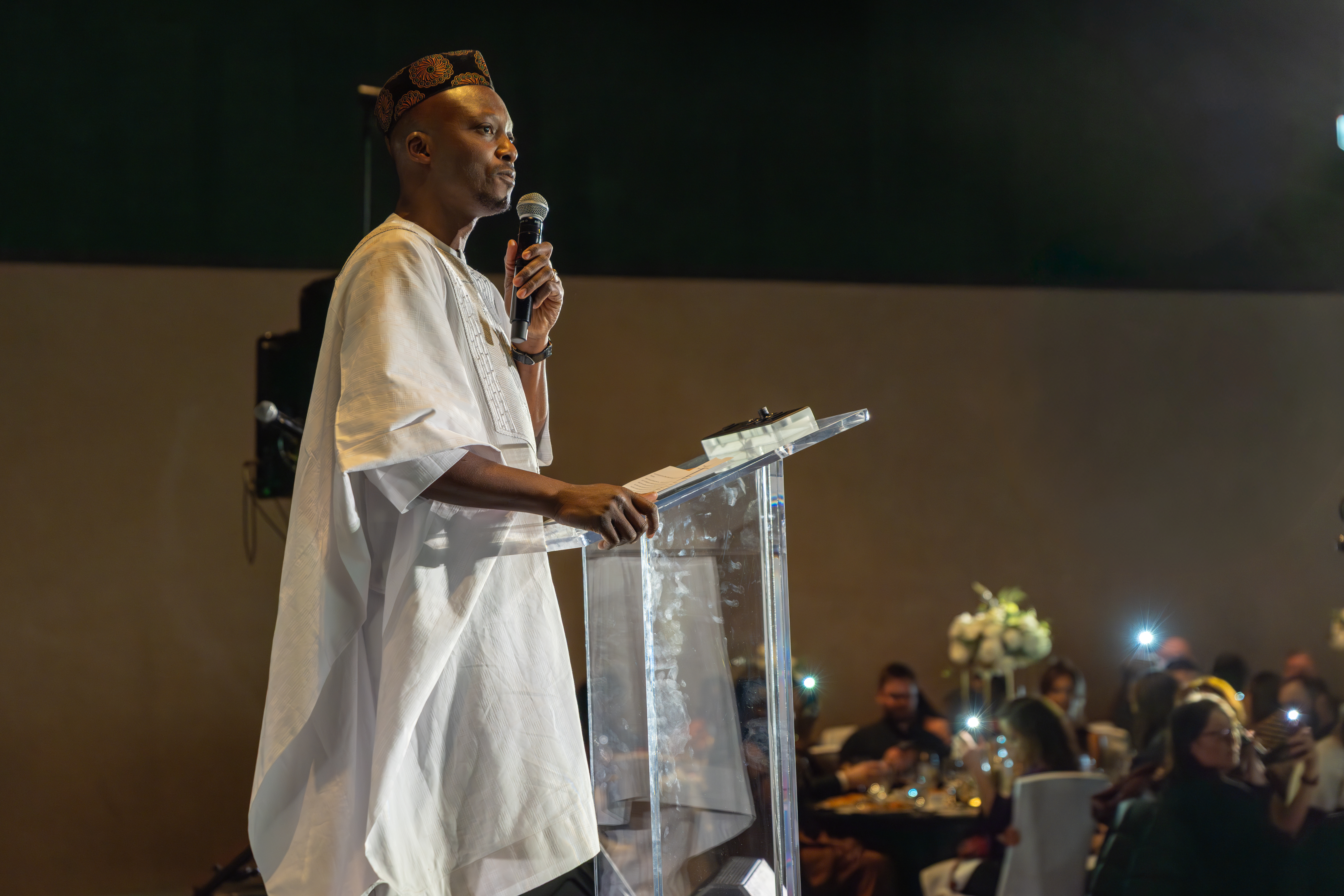 Wilgis Agossa, fondateur et directeur artistique de Noir et Fier lors de la 3e édition du Gala, au Musée canadien pour les droits de la personne (MCDP). (Photo : Marta Guerrero)