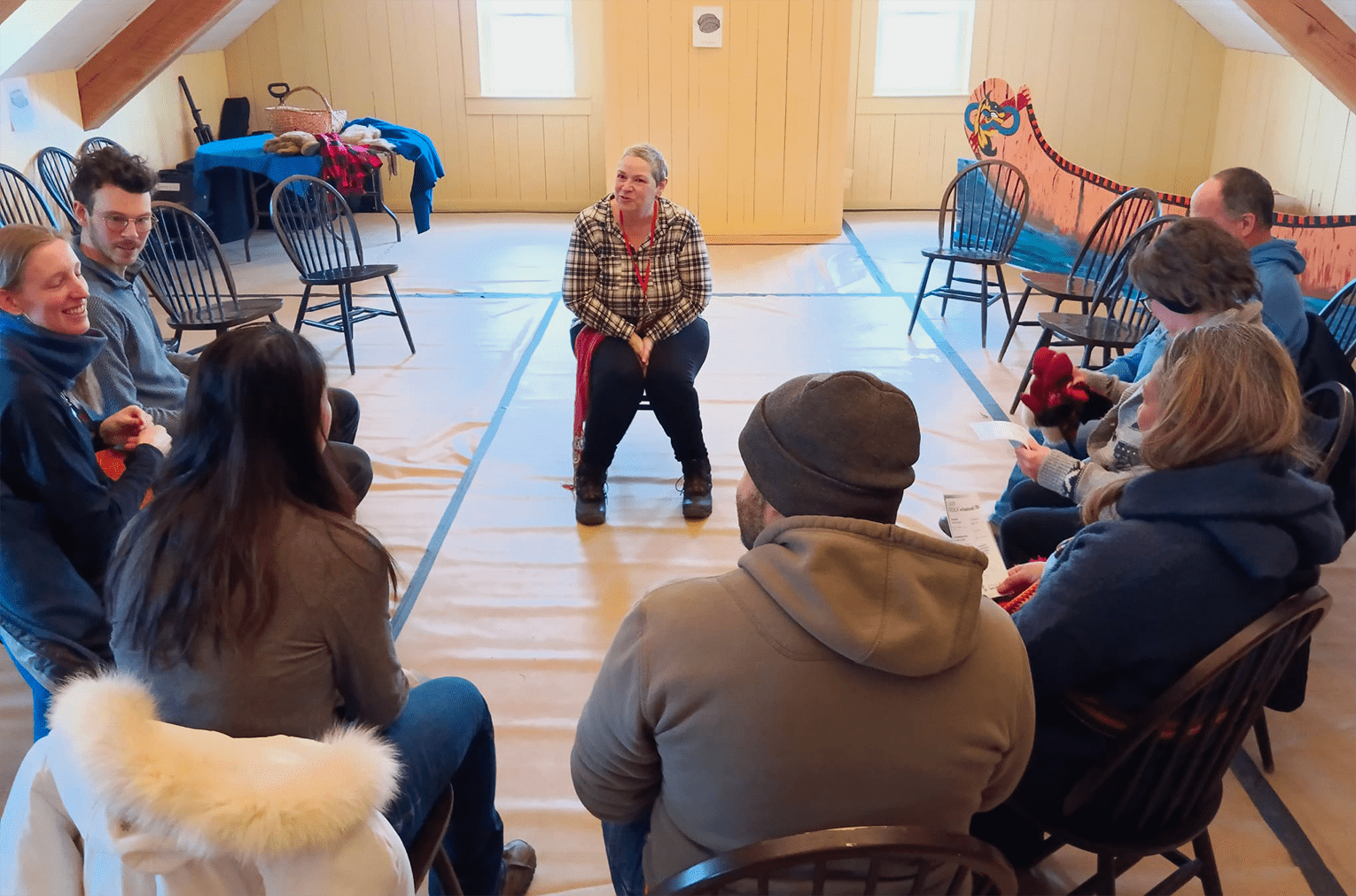 Au centre, Élaine Tougas, enseignante de langue française et animatrice des ateliers de français, avec les participants.