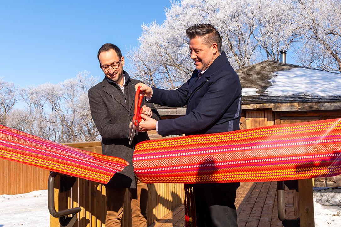 C'est Nick Bockstael, directeur des Opérations à Bockstael Construction, et Sky Bridges, directeur général de la Winnipeg Foundation, qui avaient la tâche d'inaugurer officiellement la Maison Chaboillez.