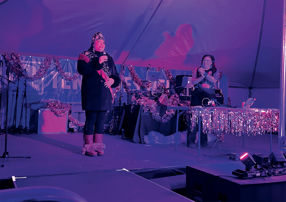 DJ Kaptain et Gena Boubard, Miss Autochtone Canada 2025, lors de la Fierté du Voyageur dans la Tente des neiges.