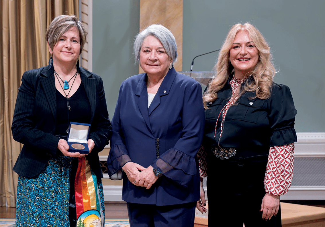 À Ottawa, la Gouverneure générale, Mary Simon, a remis un prix à Pierrette Sherwood et Mireille Lamontagne pour leur travail sur le circuit artistique et patrimonial du chemin Dawson.
