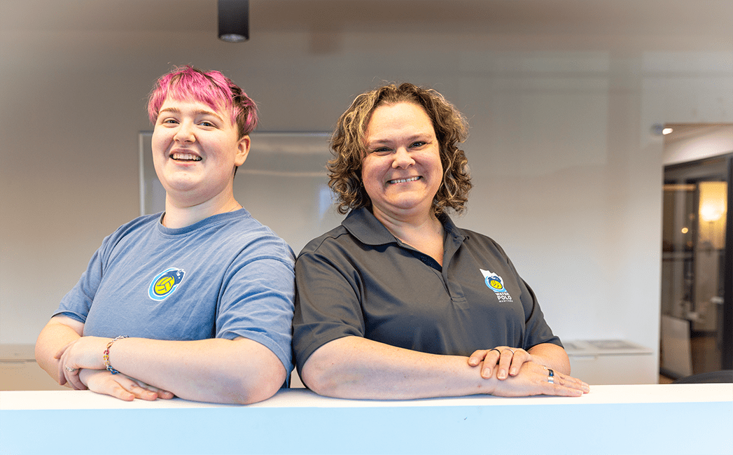 Atlas Cupples (à gauche) et Lisa Cupples (à droite) de la ligue 2eLGBTQIA+ du Manitoba Water Polo Association.