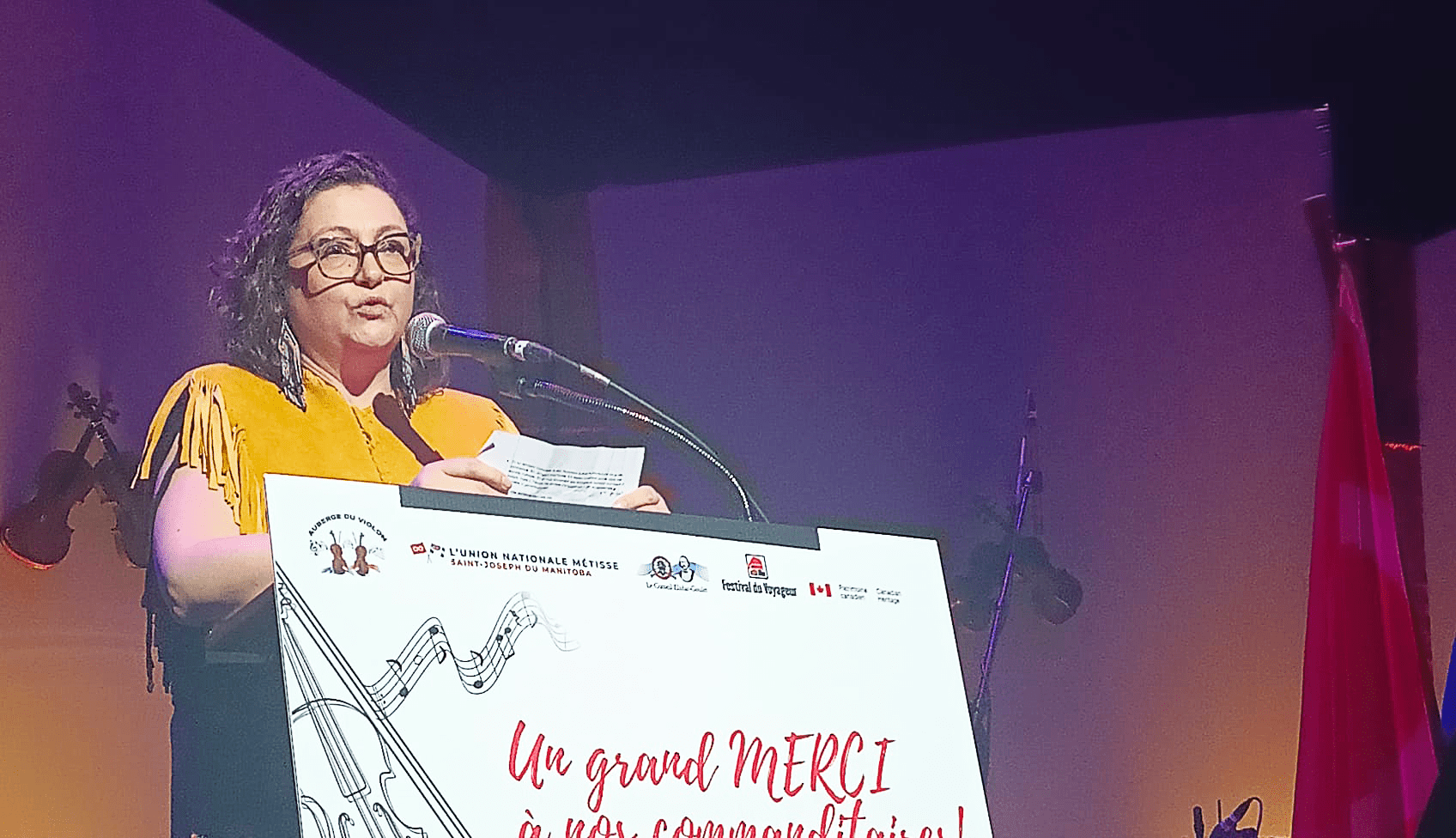 Crystal Desrosiers, émue, lors de son discours hommage à son amie et mentore Paulette Duguay.