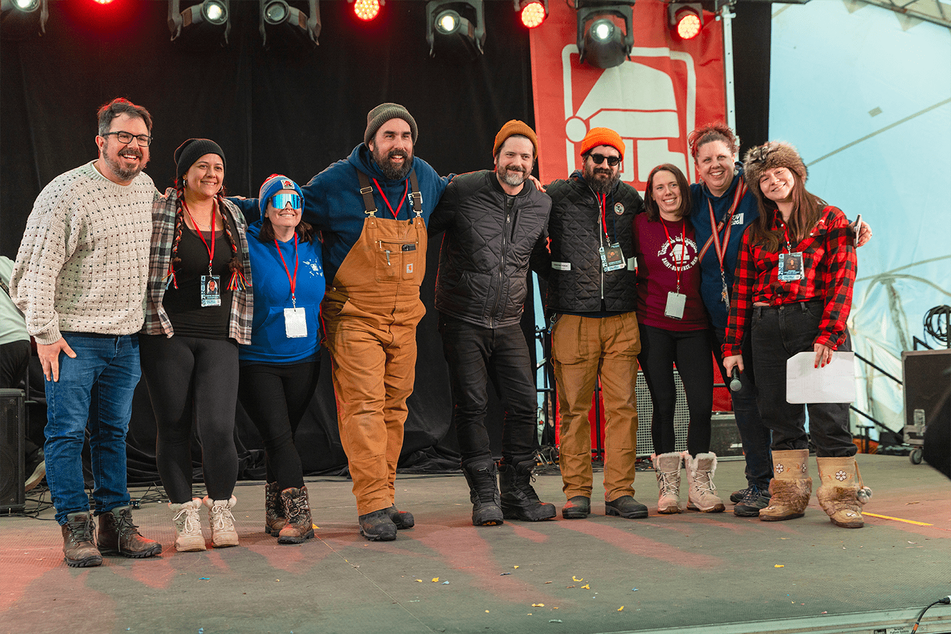 L’équipe de direction du Festival du Voyageur 2026 sur scène pour la cérémonie de clôture.