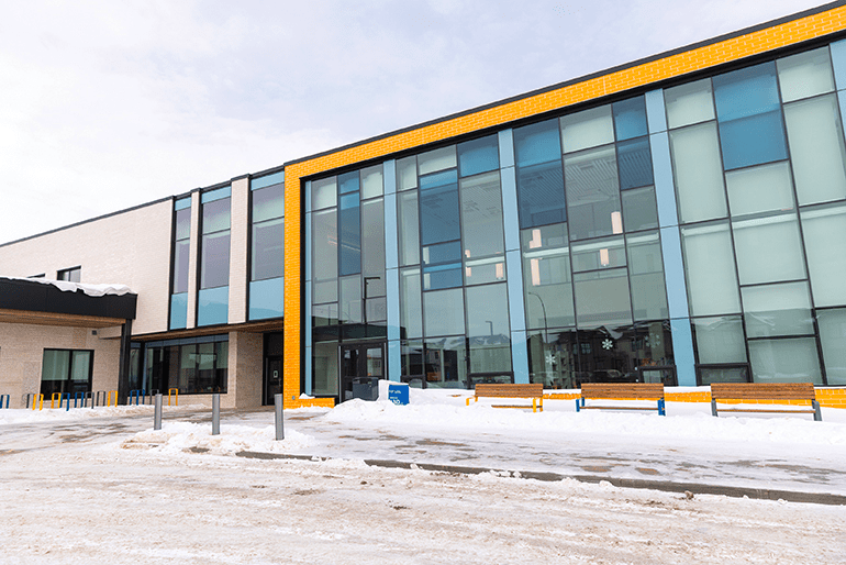 L'école DSFM Sage Creek a un nom : l’école Passage des Hivernants.