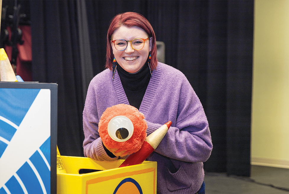 Sarah Lamoureux, responsable de la régie, avec quelques accessoires utilisés dans la production.