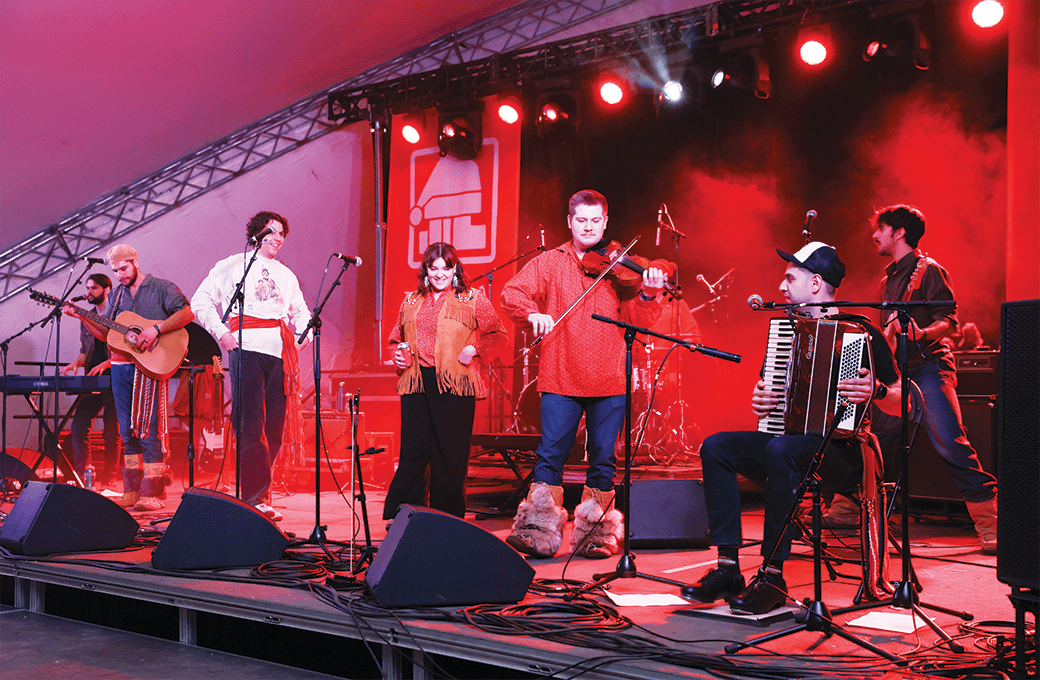 Les G-Strings dans la Tente Rivière Rouge 𝘉𝘦𝘭𝘭 𝘔𝘛𝘚 ont fait partie des groupes qui ont lancé le festival vendredi soir.