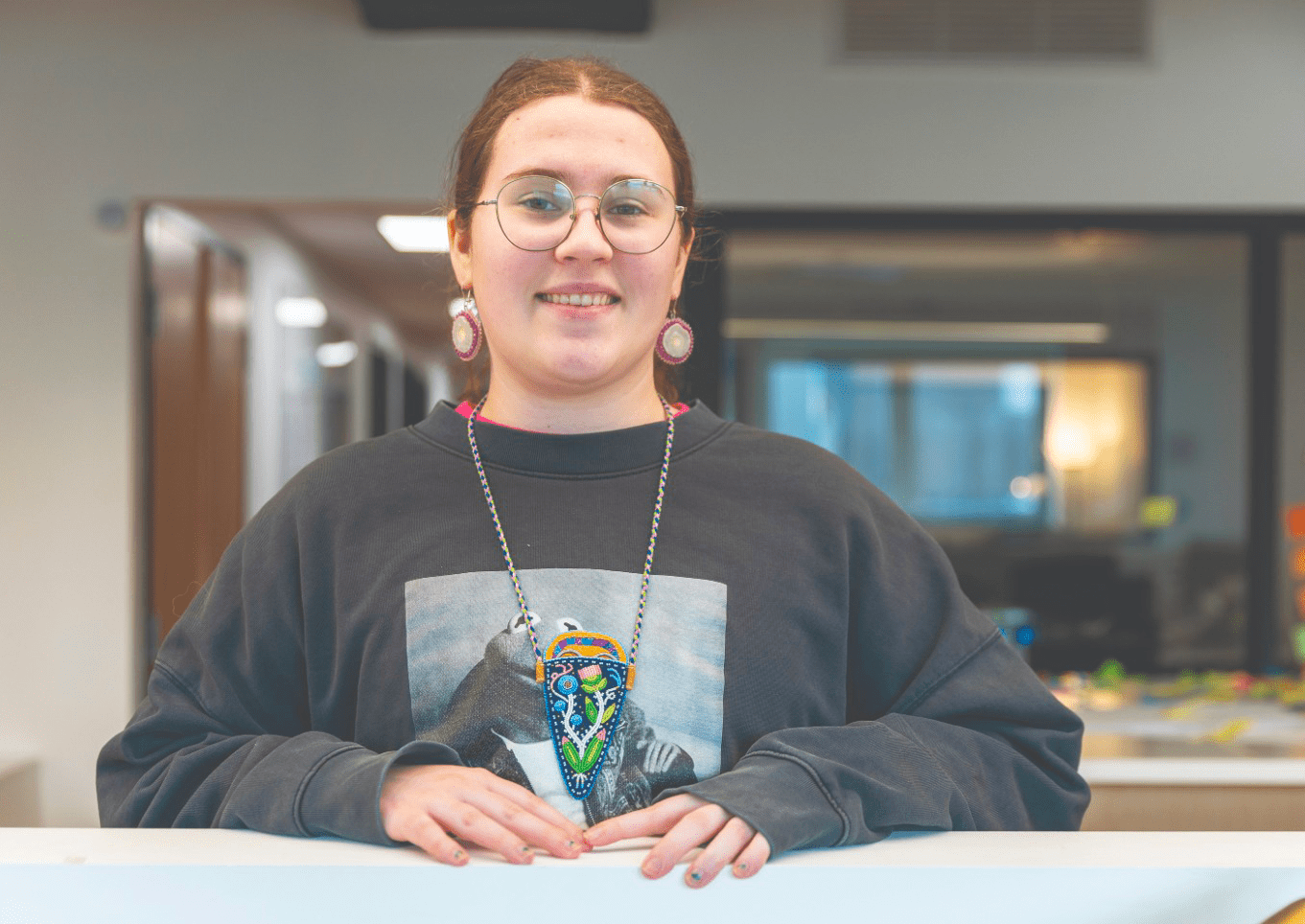 Autour du cou de Lily Gautron, l'on voit son étui à ciseaux brodé de perles, l'une de ses œuvres.