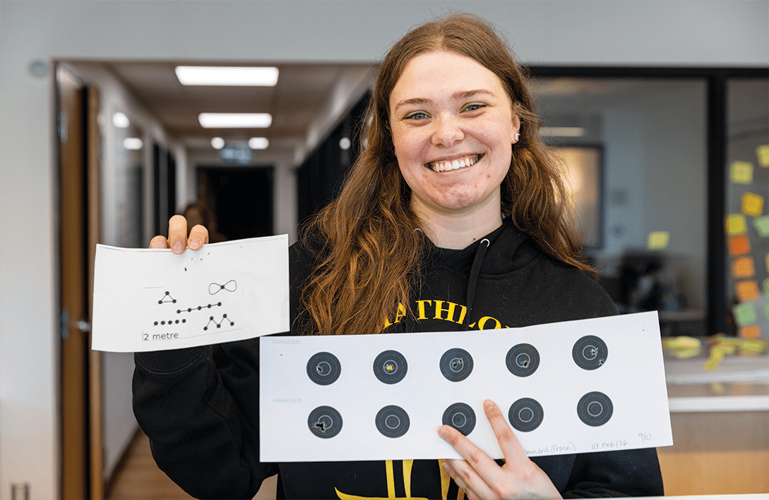 Nastassja Loiselle avec des cibles de pratique et des exercices de tir récemment utilisés par les biathlètes lors des entraînements pour les championnats provinciaux à Falcon Lake.