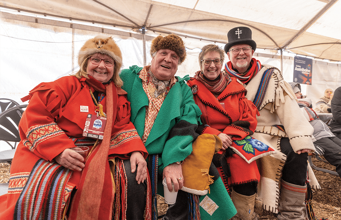 Gisèle et Charles Brunet  (à gauche) ainsi que Jocelyne Gagnon et Daniel St.Vincent se sont habillés comme de réel voyageurs pour cette dernière journée du Festival. 