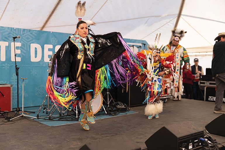 Le 16 février, sur la scène de la tente des neiges, l’artiste crie et ojibwée Co-co Ray Stevenson et ses amis.