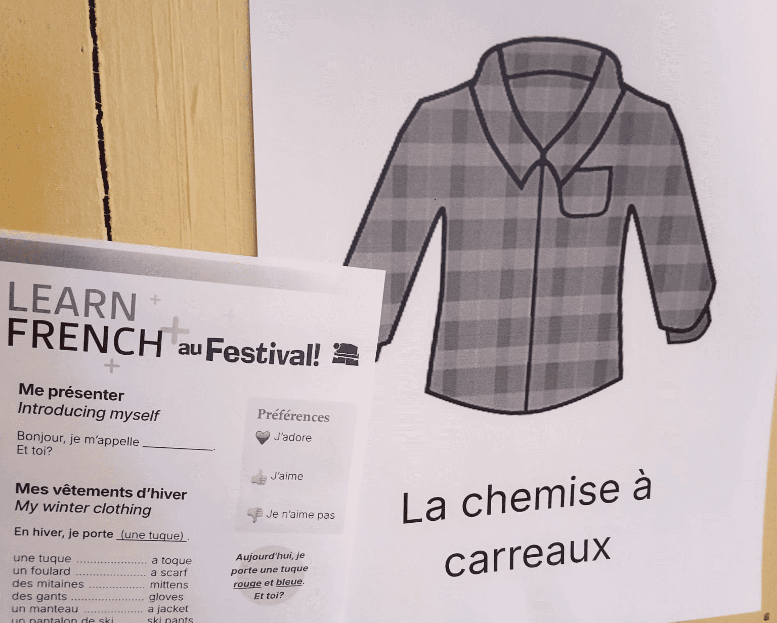 Parmi le matériel pédagogique, des vêtements, des fiches de vocabulaire et des affichettes pour apprendre en s’amusant. 