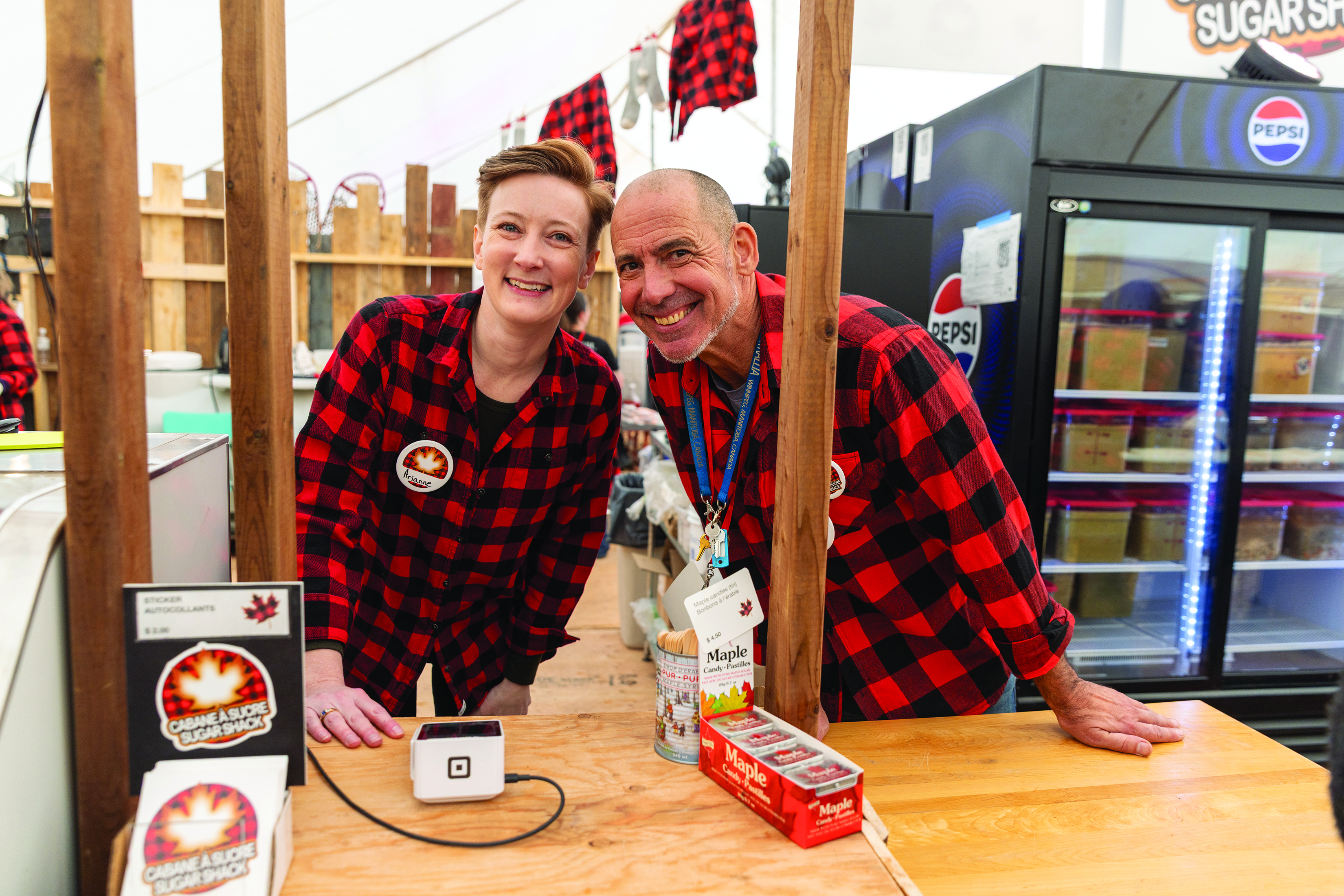 Arianne Mulaire et Sol Desharnais prennent la pose à la cabane à sucre. Il s’agit du plus gros prélèvement de fonds annuel pour le musée de Saint-Pierre-Jolys. 