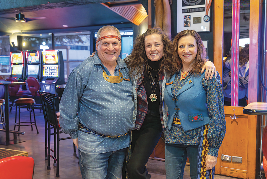 Guy Noël, co-organisateur des Jeux Voyageurs, Laneil Smith, propriétaire de l’hôtel Marion, et Johanne Noël, co-organisatrice des Jeux Voyageurs.