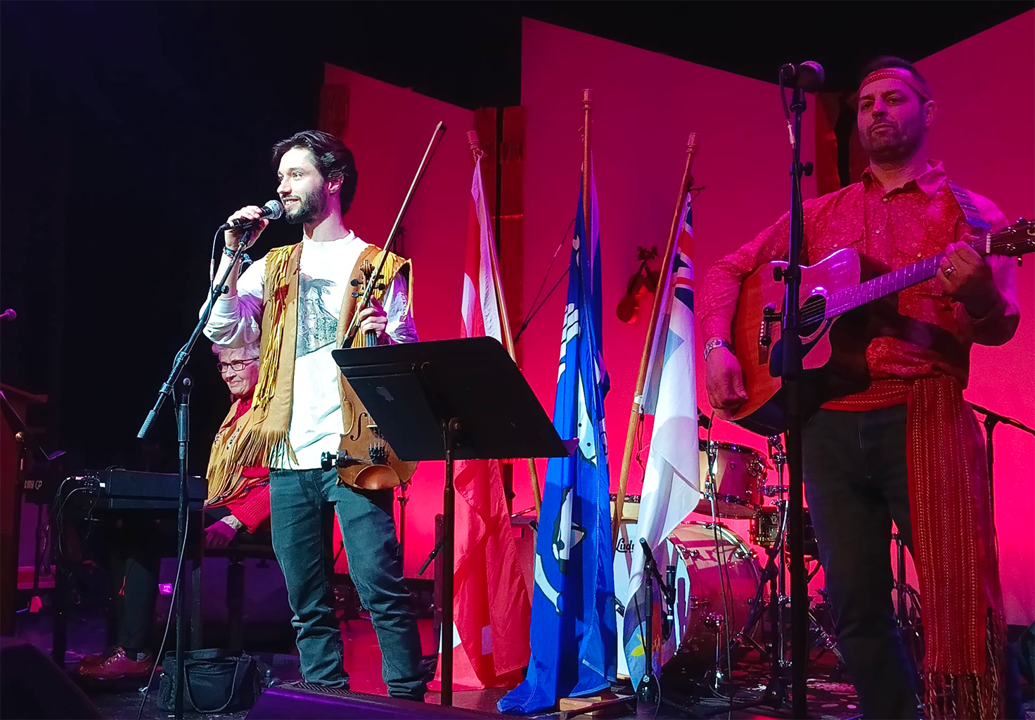 Le violon d’Alexandre Tétreault a accompagné les pas de danse des participants venus nombreux célébrer la mémoire de Paulette Duguay. 