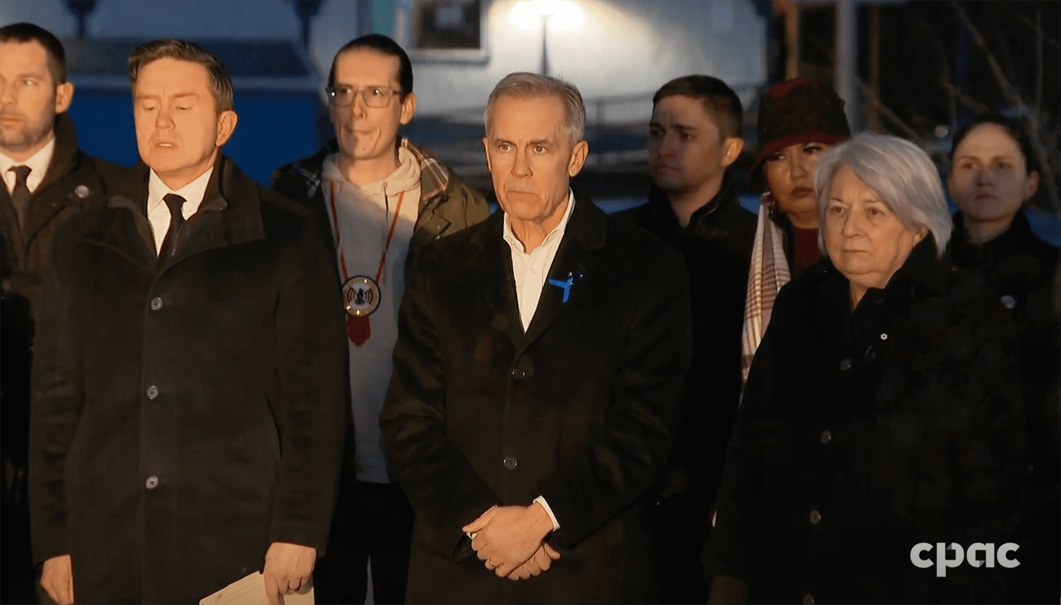 Parmi les participants de la veillée communautaire pour les victimes de Tumbler Ridge : le premier ministre Mark Carney, la gouverneure générale Mary Simon, ou encore le chef conservateur Pierre Poilievre.