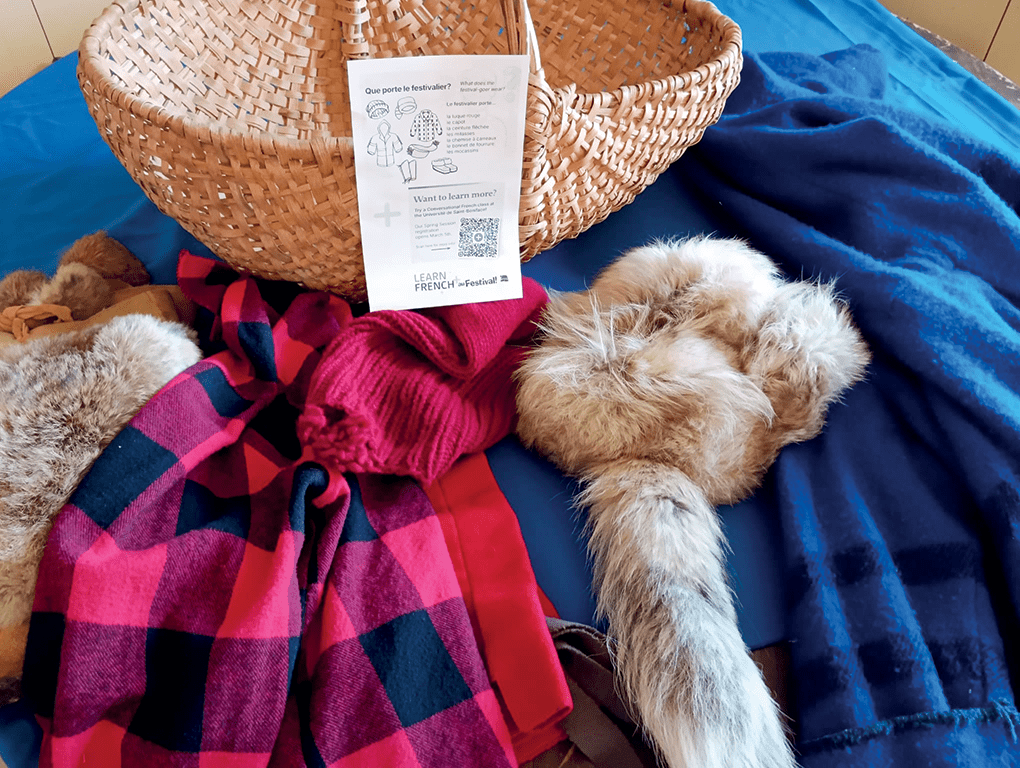 Des vêtements, des fiches de vocabulaire et des affichettes pour apprendre en s’amusant. 