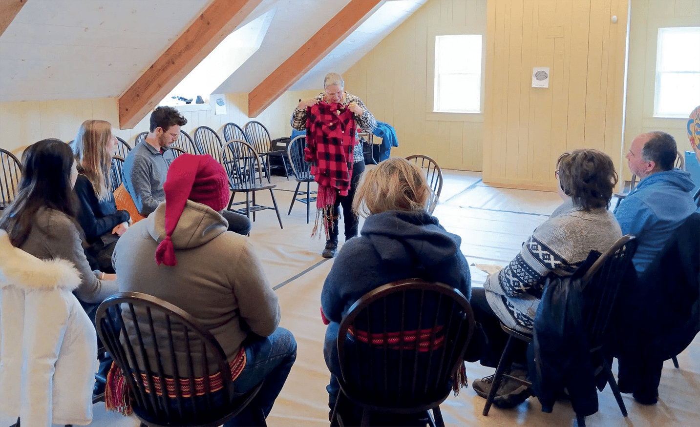 Élaine Tougas, enseignante de langue française et animatrice des ateliers de français fait découvrir le vocabulaire du festivalier aux participants.