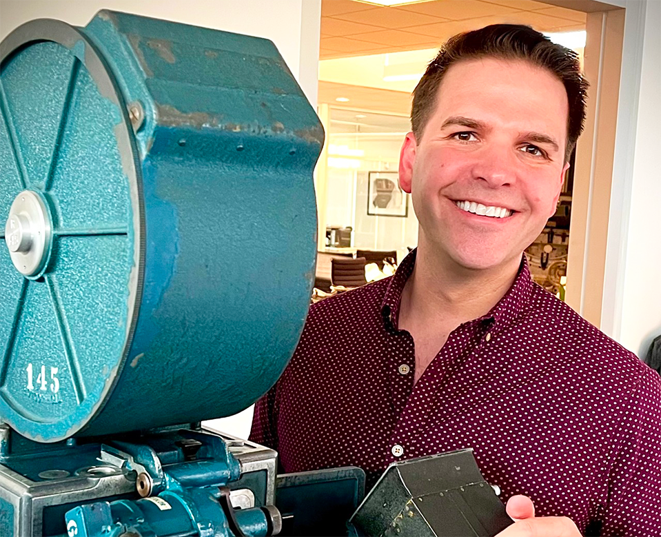 Adam Smoluk, directeur général de Film Training Manitoba. Il est avec l’une des caméras utilisées dans le tournage du film Autant en emporte le vent, sorti en 1939.