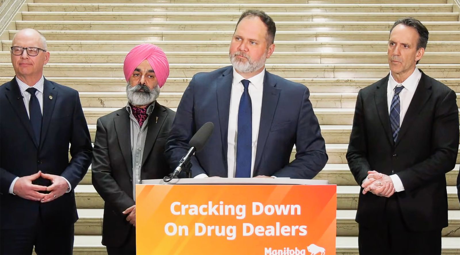 De gauche à droite: Scott Gilingham, maire de Winnipeg; Diljeet Brar, député de Burrows; Matt Wiebe, Ministre de la Justice; et Kevin Brosseau, tsar du fentanyl du Canada (photo : capture d’écran – Manitoba Government)