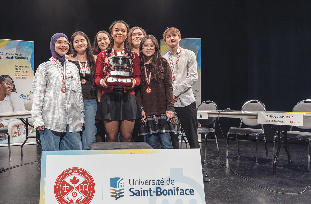 De gauche à droite : Salma Gamea, Amna Grami, Thiziri Behlouli, Kincaid Heller, Holly Nielson, Amy Dikkema, et Nathan Perkins.