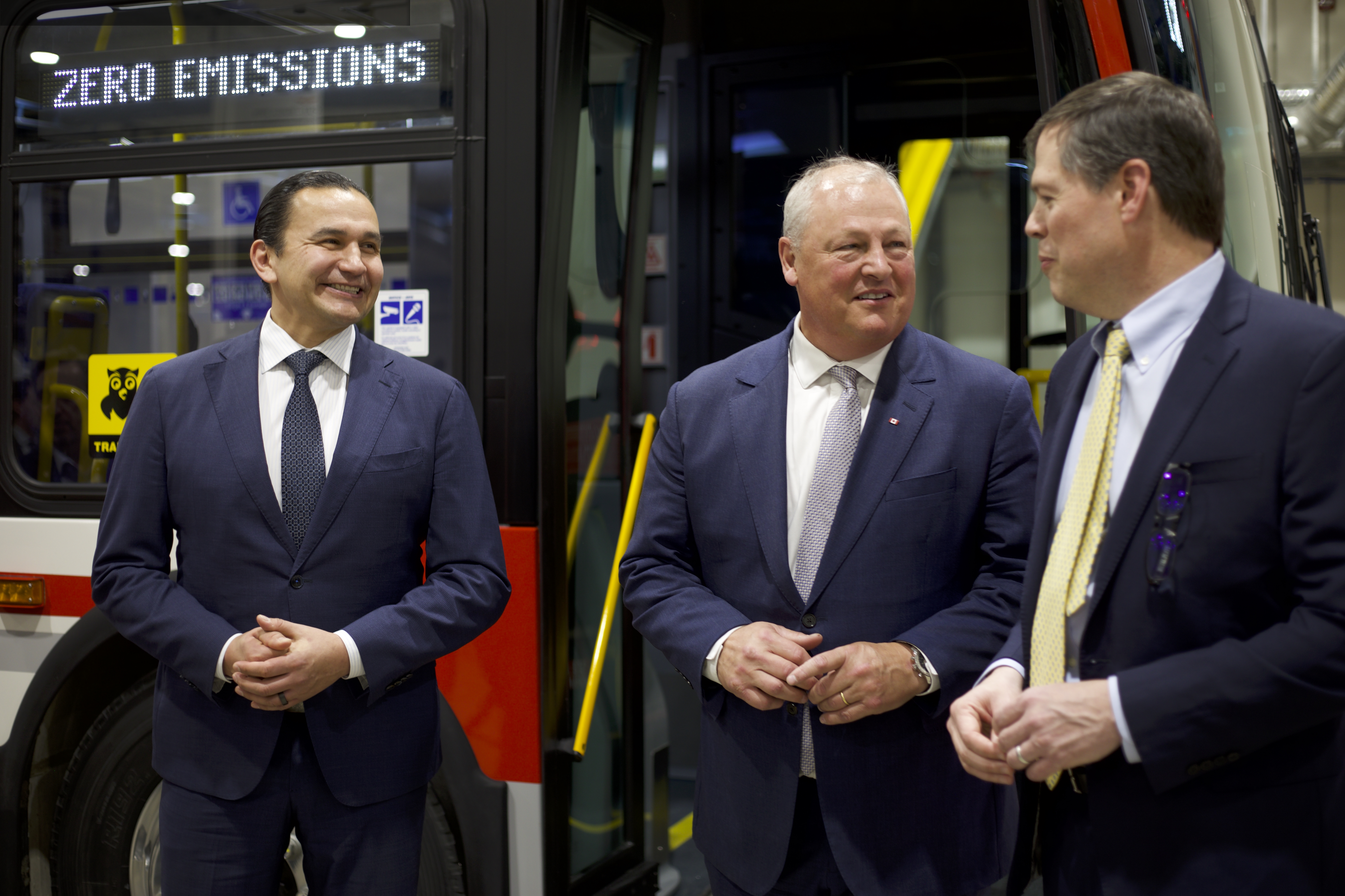 De gauche à droite: Wab Kinew, premier ministre du Manitoba; Paul Soubry, conseiller au NFI Group; et Paul Sapp, président-directeur-général du NFI Group. (Photo: Anaïs Nzelomona)