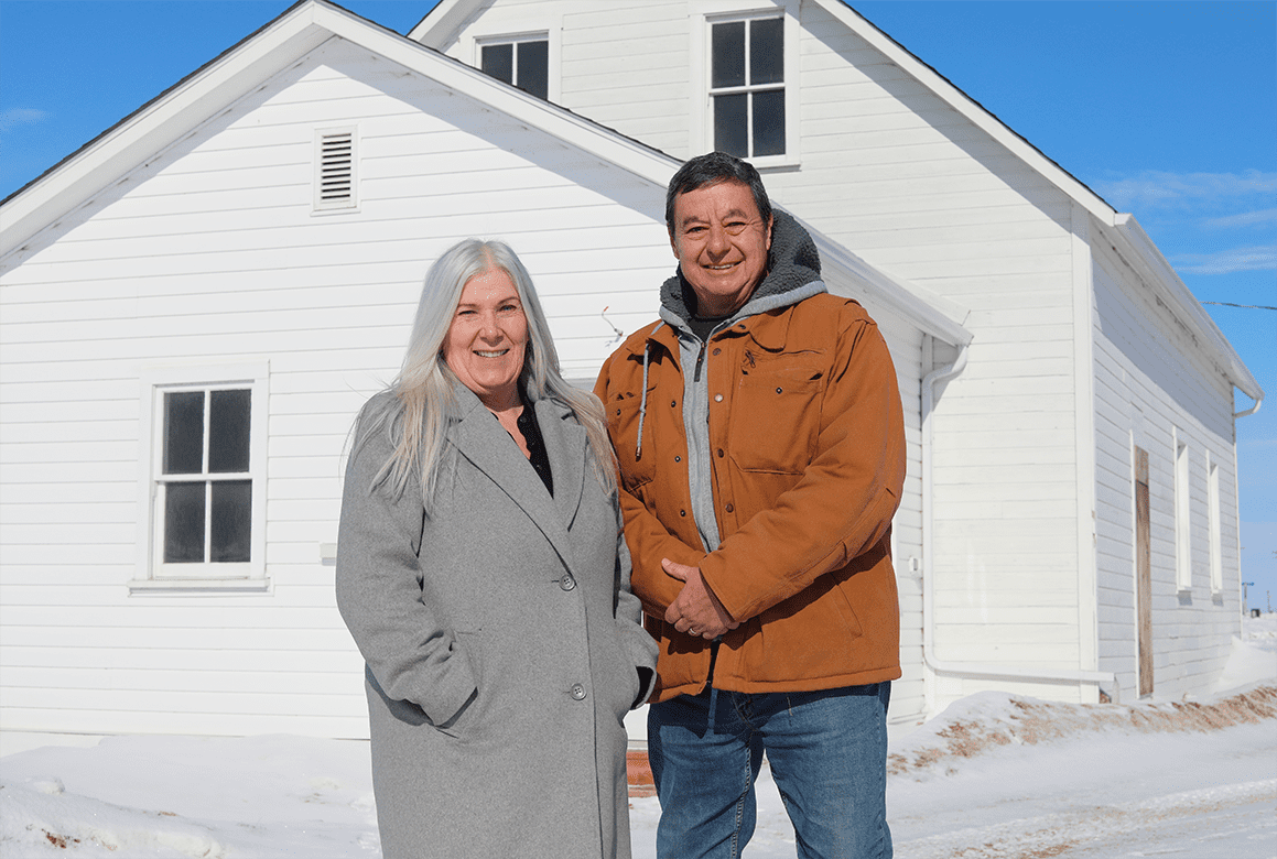 Richard Chartrand et Denise Allard, devant la future bibliothèque de Saint-Laurent.