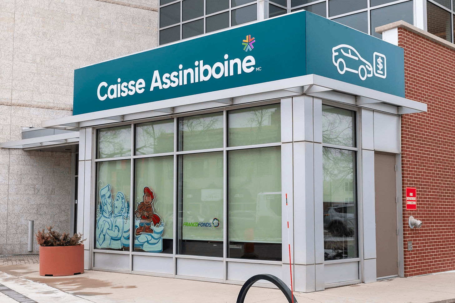 Signe que le projet de fusion avance, le bureau de la Caisse Groupe Financier, situé au 205 Provencher, affiche un nouveau logo celui de la Caisse Assiniboine. Il est d’ailleurs prévu que la signalisation change dans tous les autres centres de services de la Caisse Groupe Financier. (photo : Marta Guerrero)