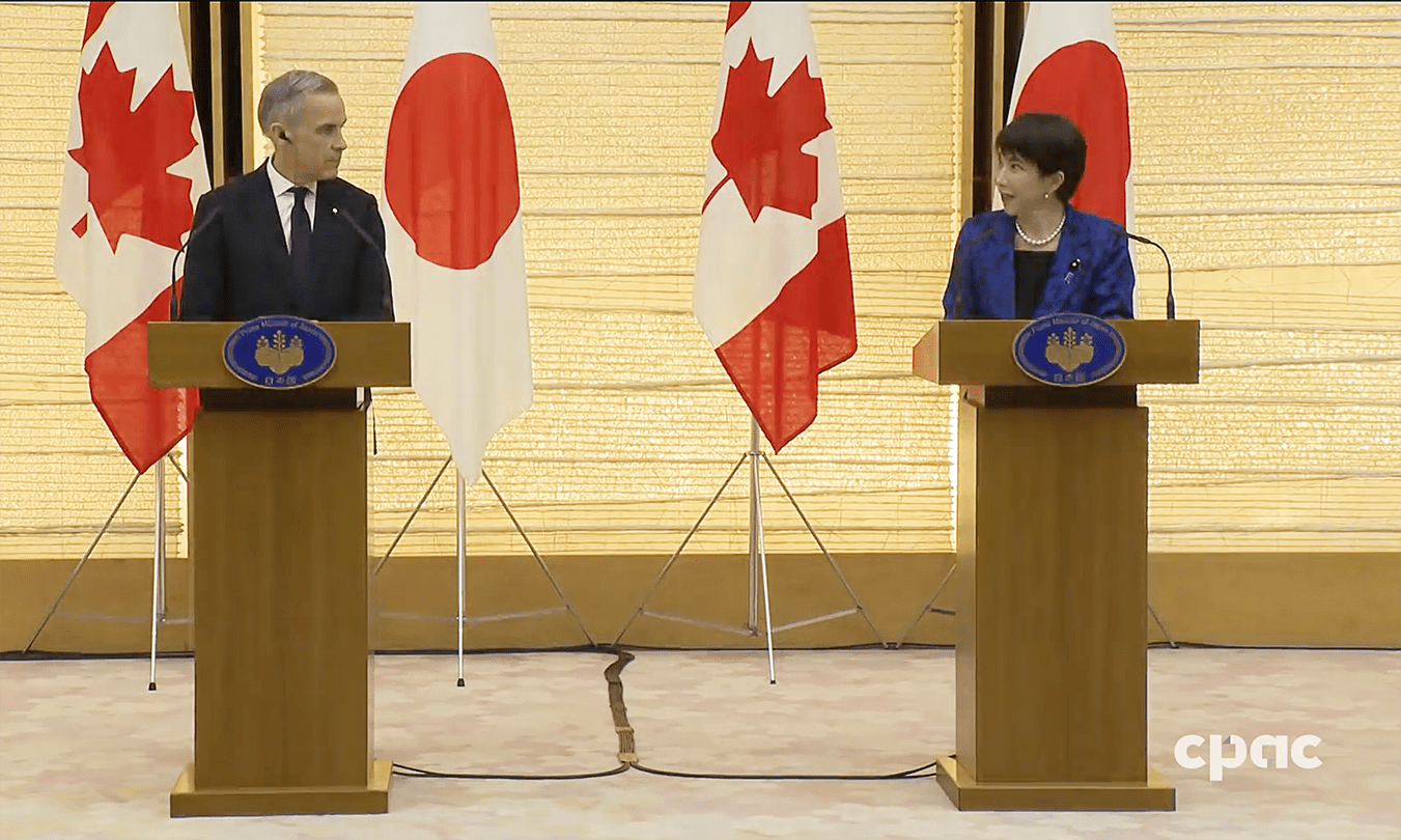 Le premier ministre Mark Carney et son homologue japonaise, Sanae Takaichi.