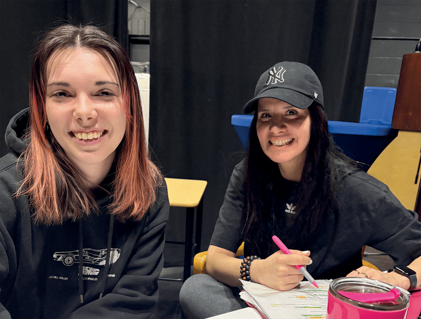 Cilia Deremetz (à gauche) et Ghalia Dhaouadi (à droite), de la troupe les Chiens de soleil, en pleine répétition.