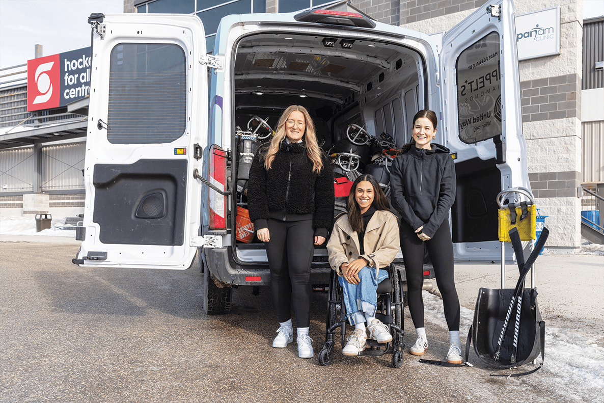 De gauche à droite, McKenna Wild, facilitatrice en loisirs et sports accessibles à Manitoba Possible, Alyssa White, joueuse de para hockey pour l’équipe nationale féminine, et Jaylene Irwin, directrice du programme Recreation, Leisure and Accessible Sports de Manitoba Possible.