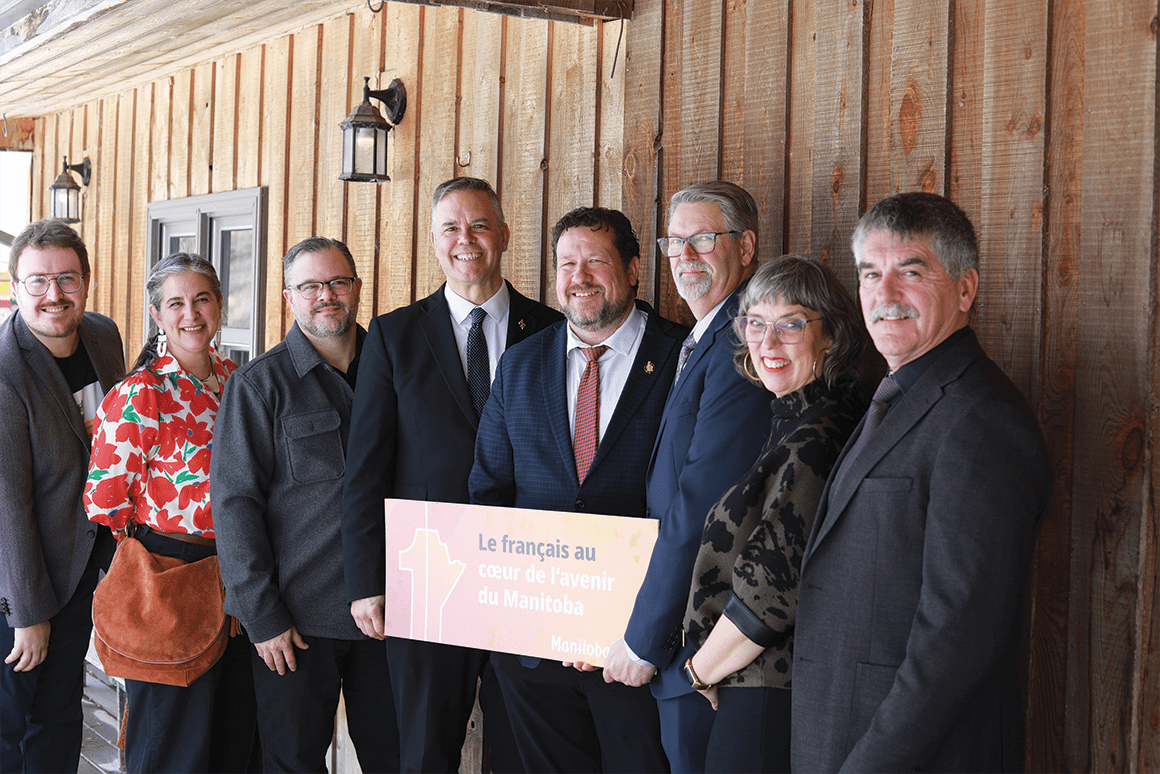 De gauche à droite se trouvaient Derrek Bentley, Geneviève Pelletier, Maurice Banville, Robert Loiselle, Glen Simard, Raymond Maynard, Ginette Lavack et Marc Proulx.