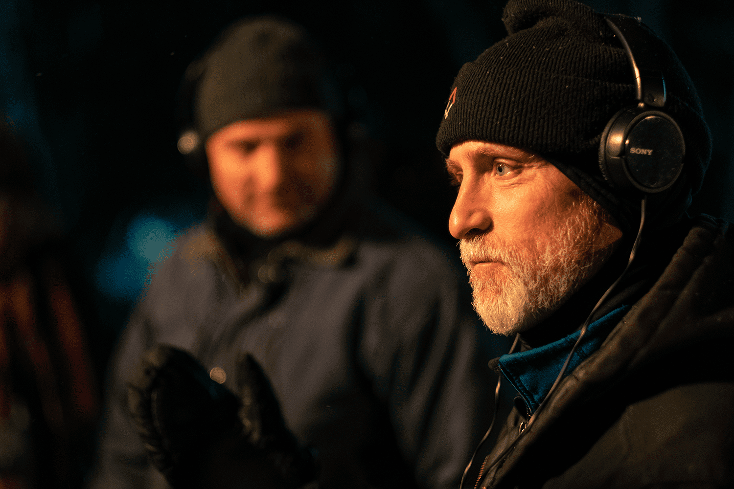 Les co-réalisateurs James McLellan et Alexandre Trudeau (en arrière-plan) durant le tournage d’une scène nocturne.