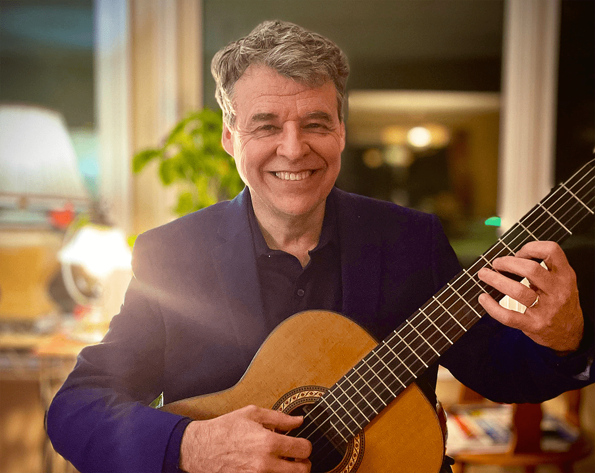 Guy Michaud travaille à la direction artistique de la Winnipeg Classical Guitar Society.