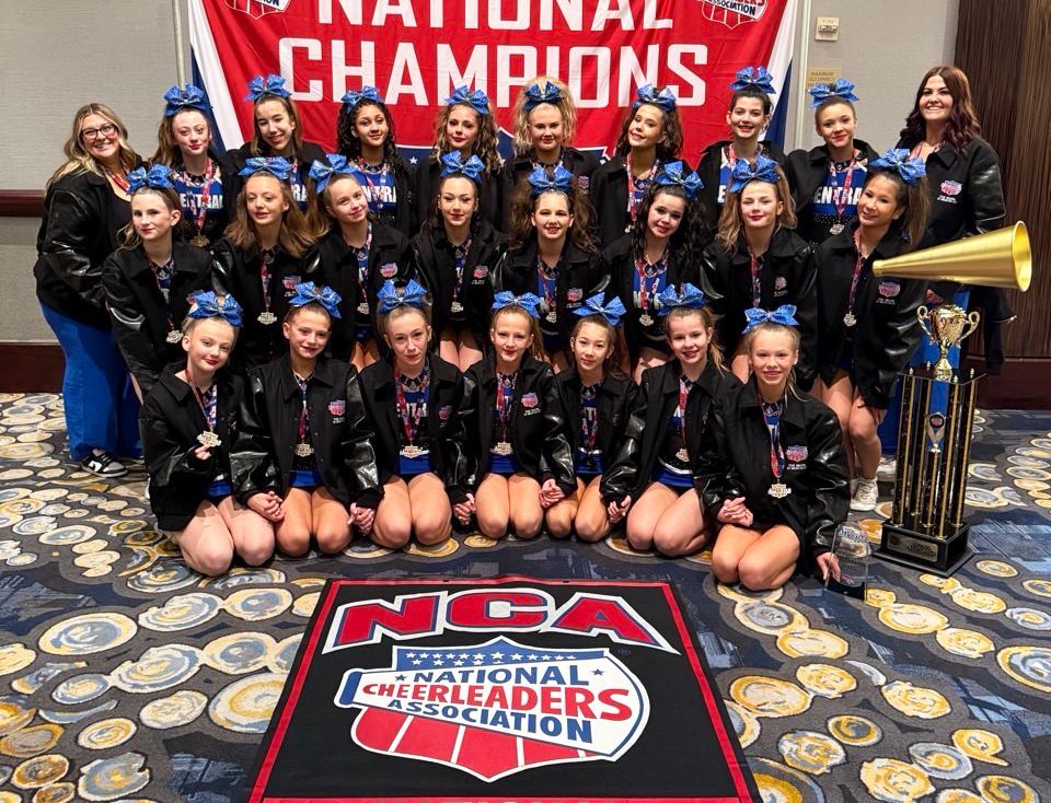 L’équipe de cheerleading Icons de club Central Cheer de Winnipeg a remporté la première place lors de la compétition National Cheerleading Association à Houston, Texas.