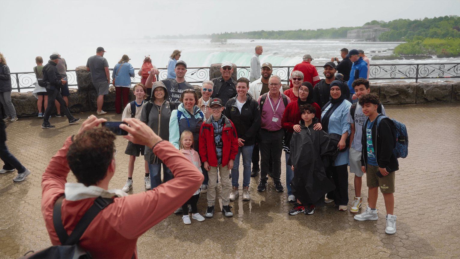 Le documentaire Niagara Inc. suit notamment un groupe de touristes dans ce lieu emblématique du Canada.