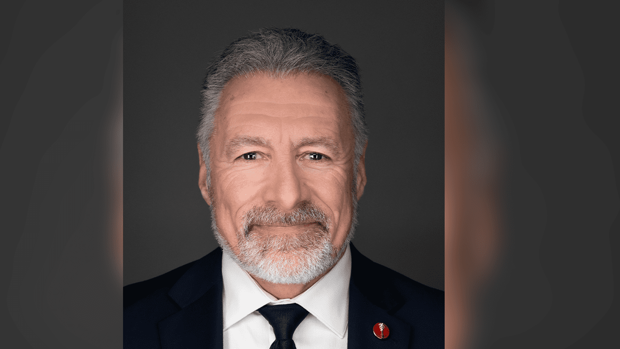 Le sénateur Allister W. Surette, président du comité sénatorial permanent des langues officielles.