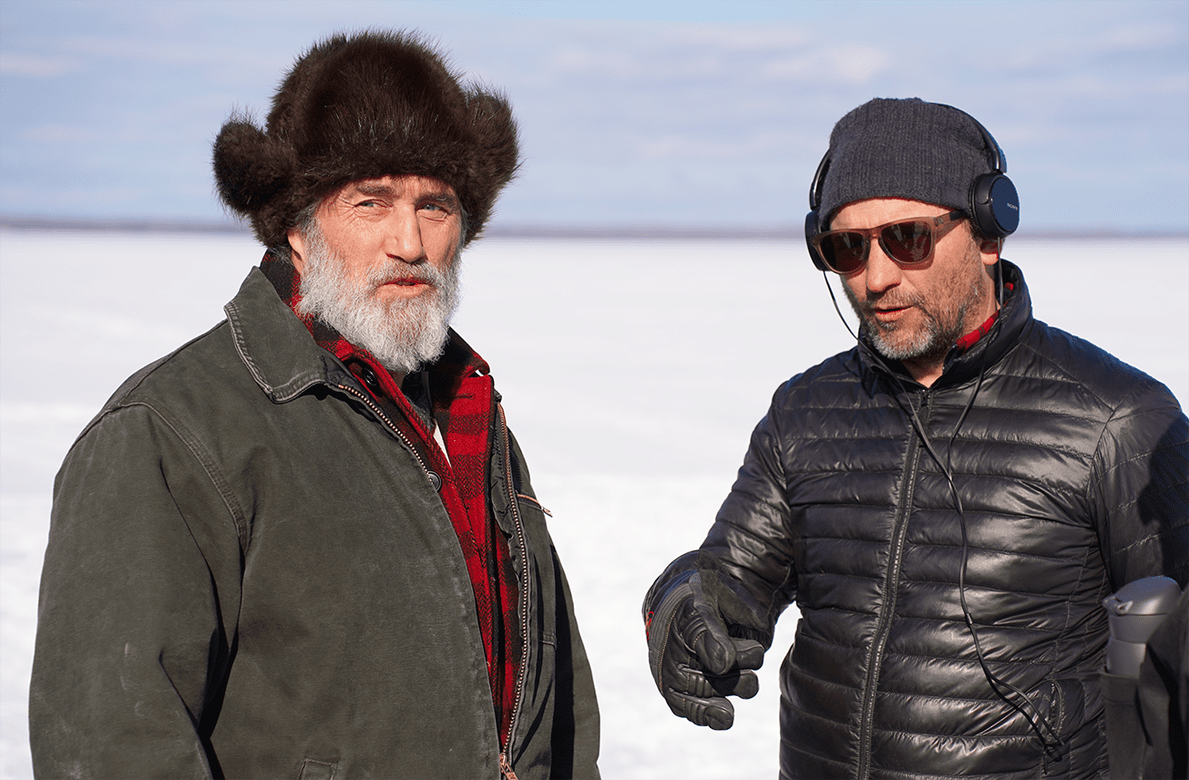 Le co-réalisateur Alexandre Trudeau (à droite) et l’acteur Roy Dupuis (à gauche) sur une scène de tournage au Lac du Bonnet.