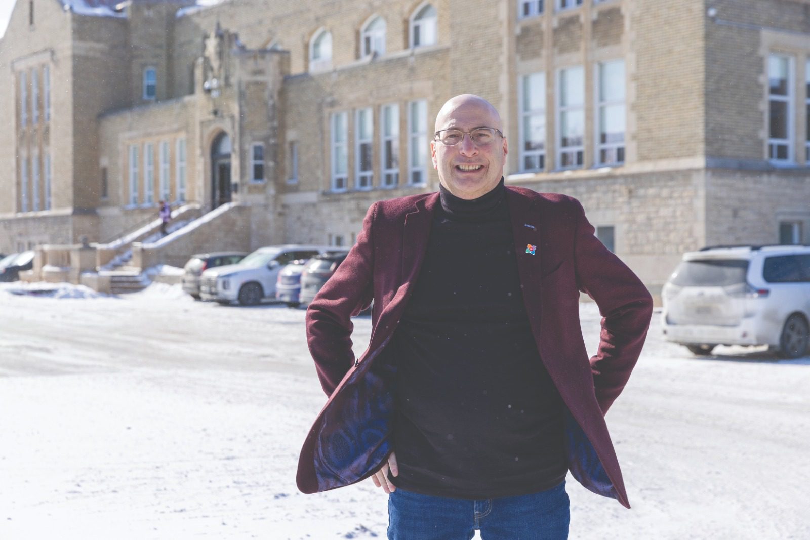 Alain Laberge, directeur de la DSFM devant la 26e école de la division scolaire, qui ouvrira ses portes, à Saint-Boniface, en septembre 2026. (Photo : Marta Guerrero)