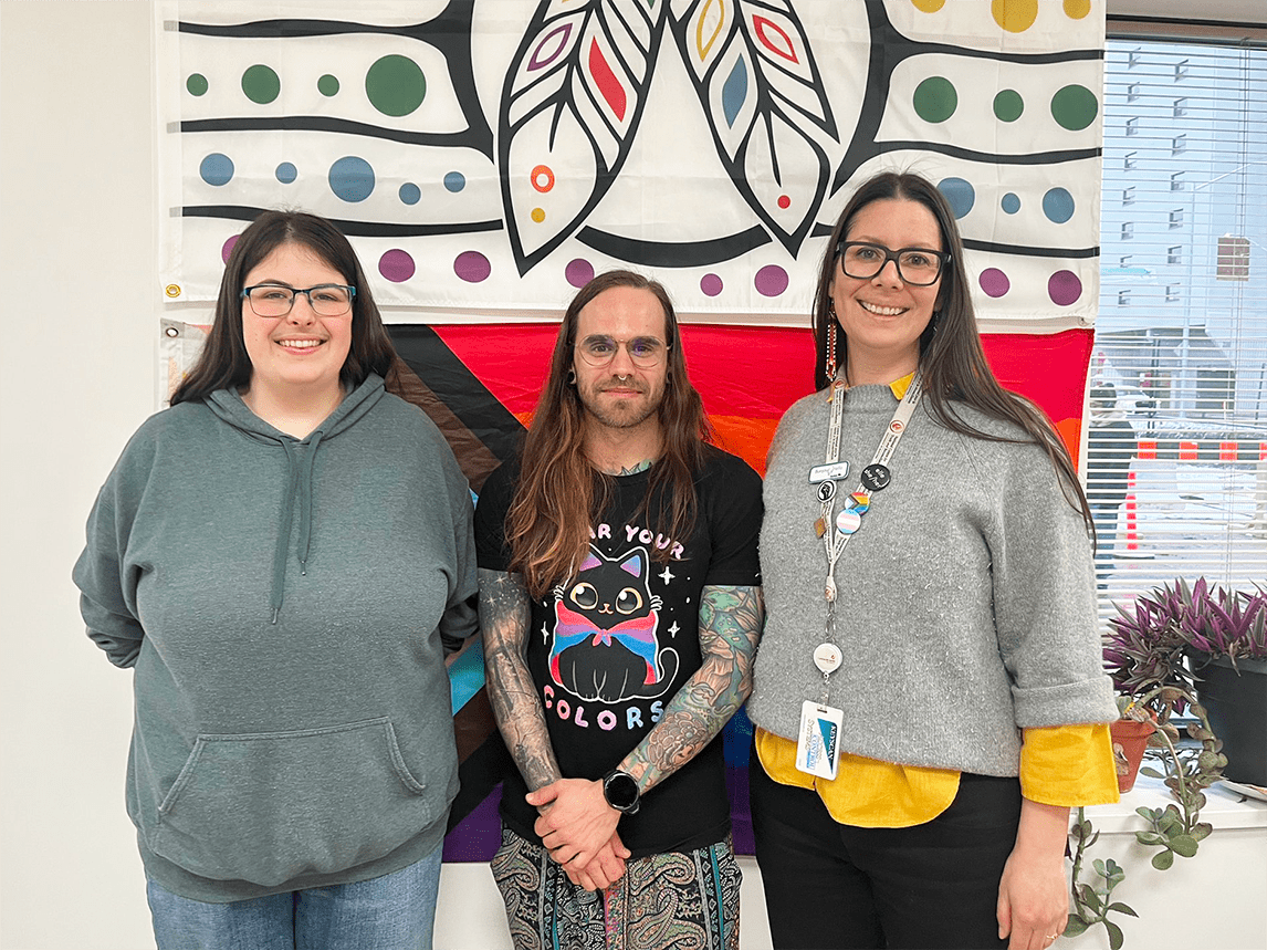 Annika Turenne, coordonnatrice de la programmation pour les jeunes francoqueers au Centre de santé Saint-Boniface, Maxe F. Giguère, associé·e de recherche pour le Collectif LGBTQ* du Manitoba, et Janelle Delorme, gestionnaire en relations autochtones, diversité, équité et inclusion au Centre de santé Saint-Boniface.associé·e de recherche pour le Collectif LGBTQ* du Manitoba, et Janelle Delorme, gestionnaire en relations autochtones, diversité, équité et inclusion au Centre de santé Saint-Boniface.