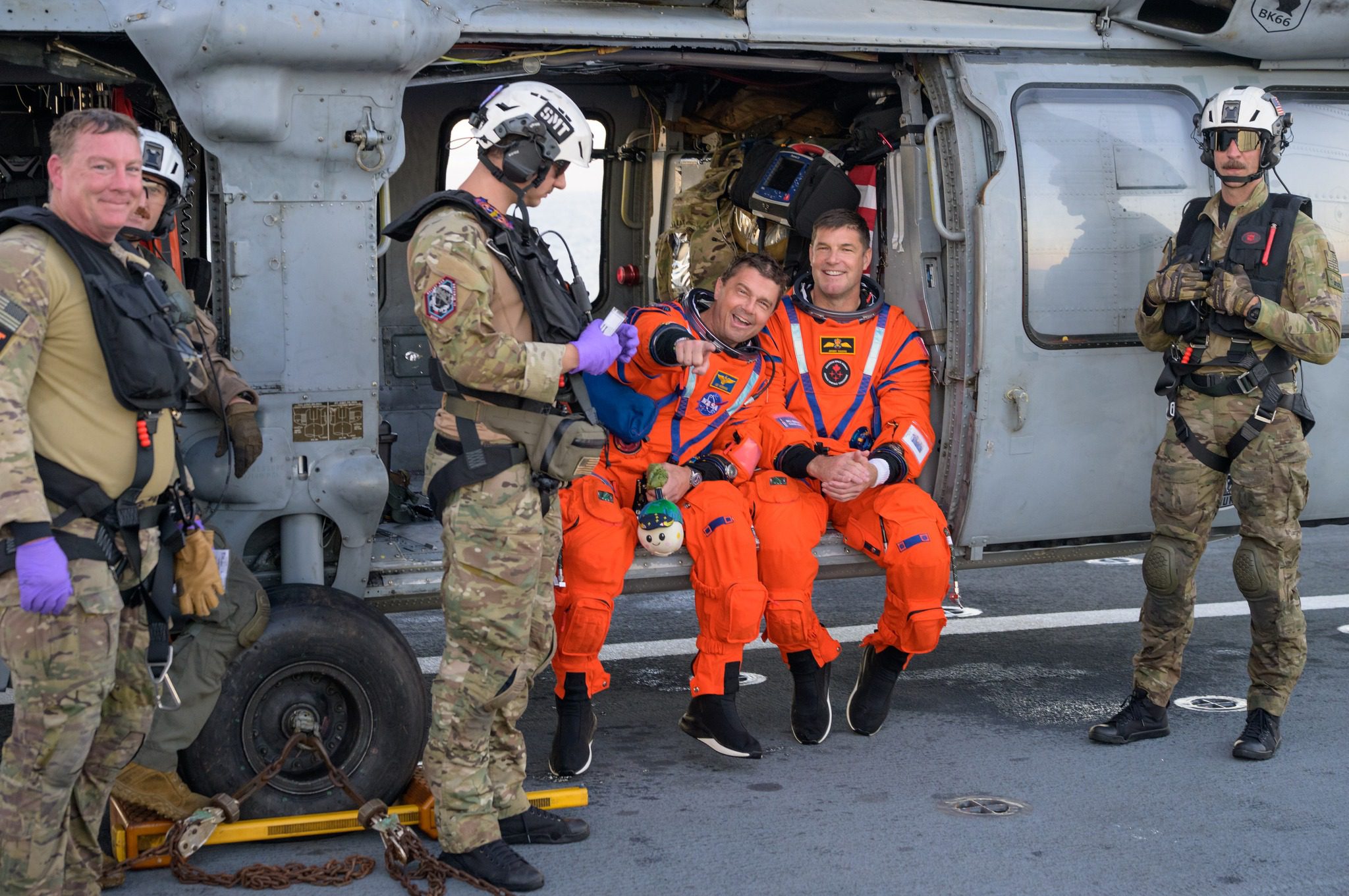 L'astronaute de la NASA Reid Wiseman, commandant d'Artemis II (à gauche), et l'astronaute de l'ASC (Agence spatiale canadienne) Jeremy Hansen, spécialiste de mission d'Artemis II après leur amerrissage.