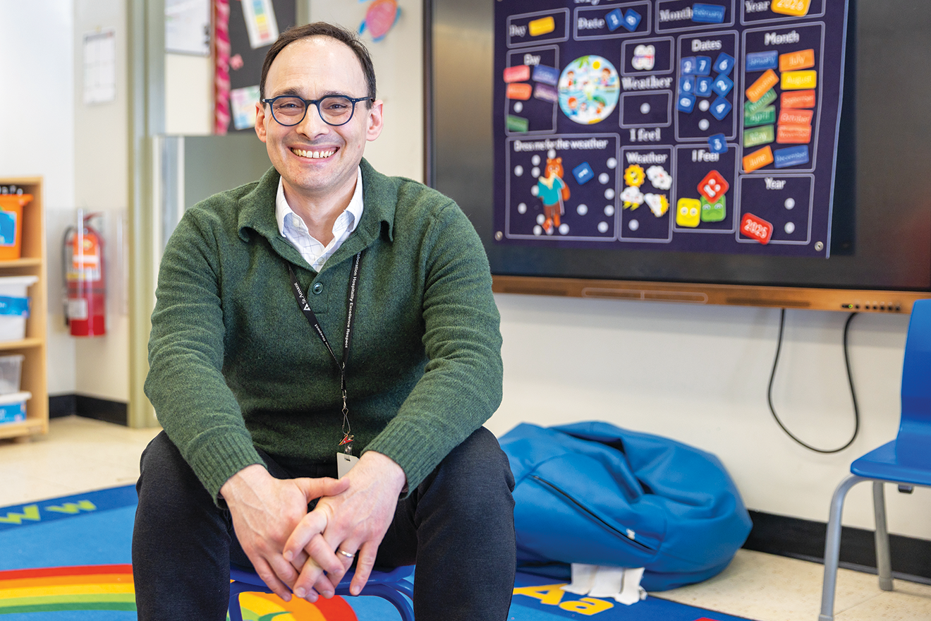 Ben Adaman, président-directeur général de St.Amant, dans l’une des salles de classe du centre qui accompagne des enfants et des adultes ayant des troubles du développement, de l’autisme ou une lésion cérébrale acquise.