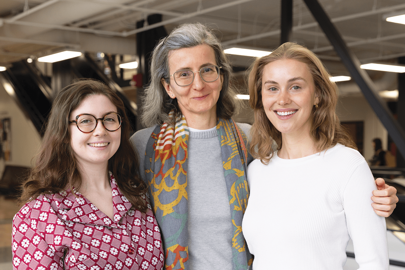 Adina Balint, professeure de littérature entourée de ses étudiantes, à gauche Hannah Louise Bartholomew et à droite Jazmine Rey Sturk Lussier, qui représentera l’Université de Winnipeg et le Manitoba, le 4 mai à Ottawa, lors du Choix Goncourt Canada.