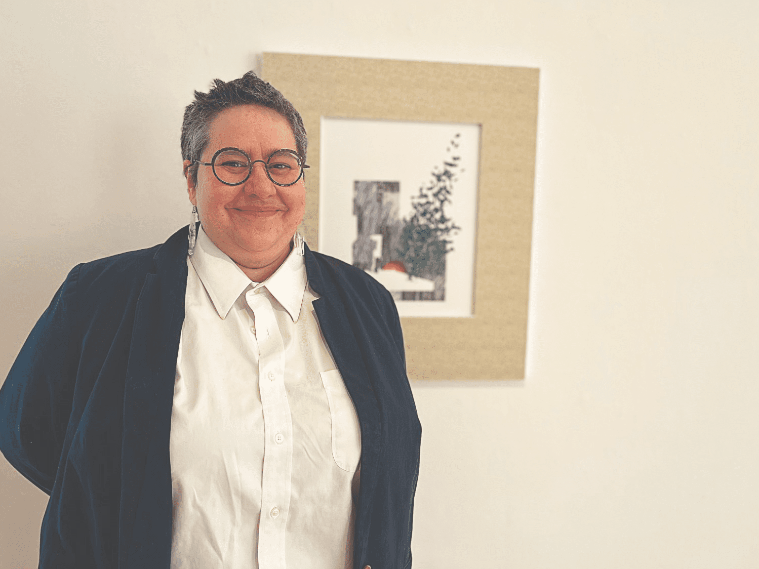 Lou-Anne Bourdeau, directrice générale de la Maison des artistes visuels francophones. Elle est présentée avec زونه (translittération : Hanooz), une des œuvres qui sera en vedette lors de l’exposition Comme à la (m)aison à partir du 2 avril.