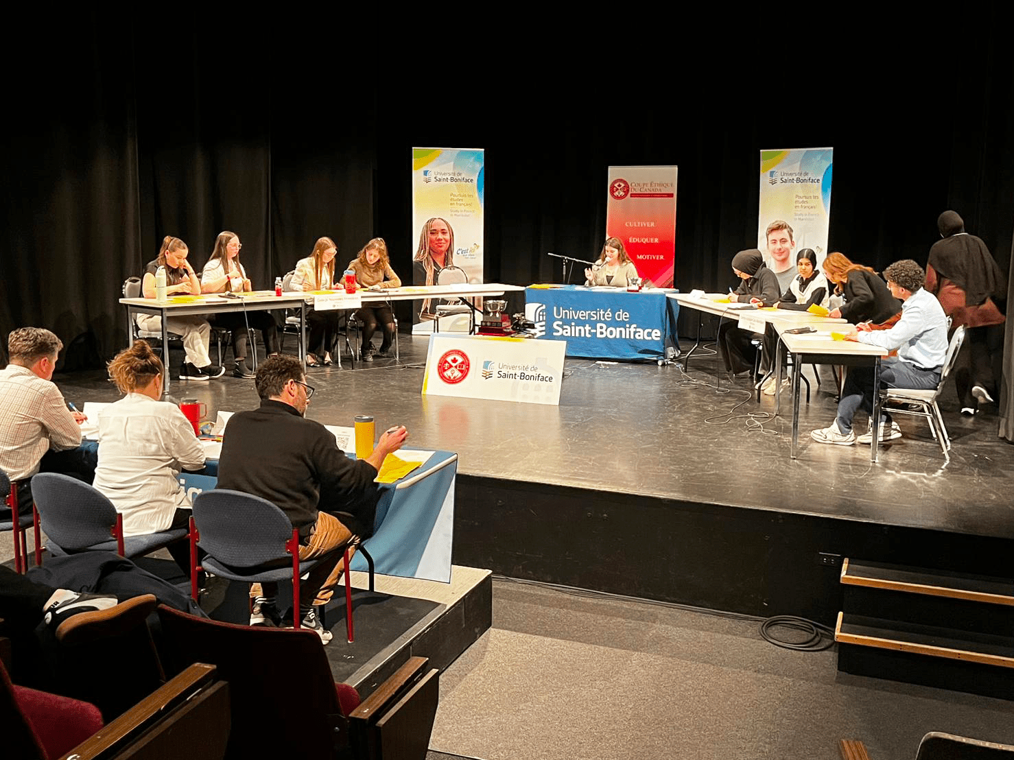 Les participants en train de préparer leurs arguments pour la Coupe éthique nationale.
