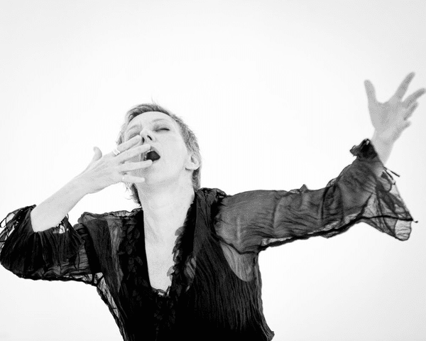 Marie-Josée Chartier est une artiste multidisciplinaire canadienne, danseuse, chorégraphe, chanteuse et éducatrice.