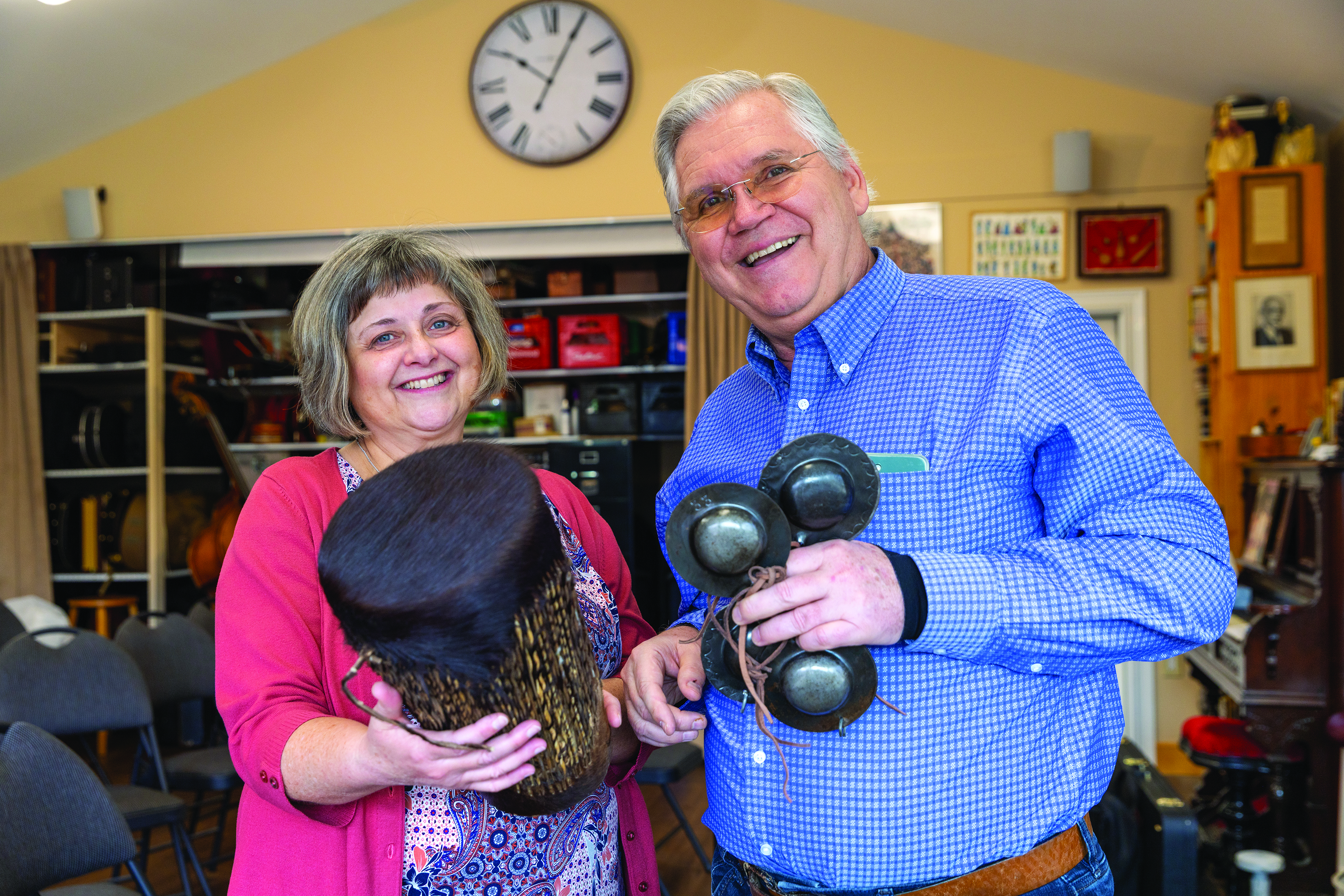 Diane Dacquay, présidente et membre de la chorale et Bruce Waldie, le directeur de la chorale des Intrépides.