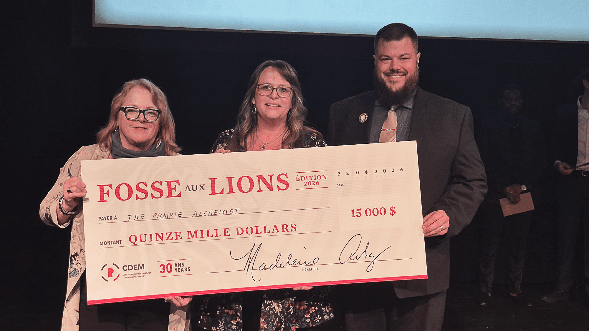 Madeleine Arbez, directrice générale du CDEM avec la gagnante Cyndi Broughton et Pit Turenne, président du CA du CDEM.