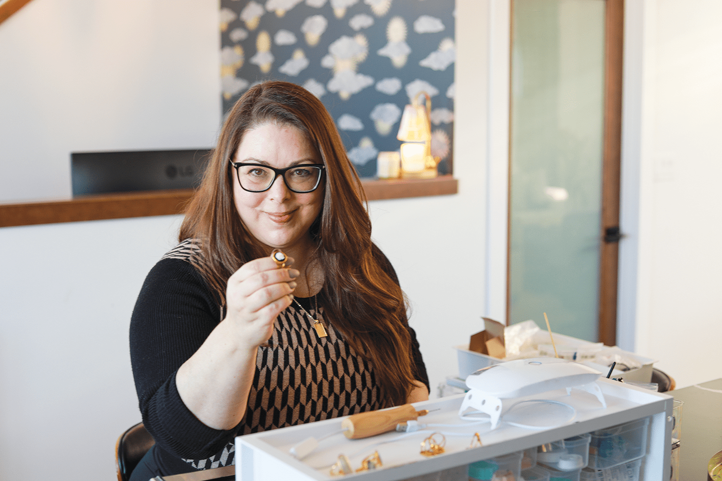 Lise Fiola, et l’une de ses créations. La création de bijoux lui permet de gérer certains de ses symptômes.